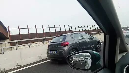 otoyoldaki plajda geçen bir günün ardından işemem gerekiyor.