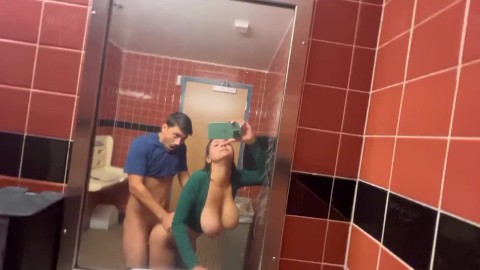 Üvey Kardeşimin İnstagram Canlı Yayını İçin Umumi Tuvalette Sikişiyoruz